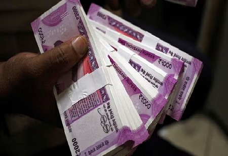 People gather up at banks to swap Rs 2,000 notes