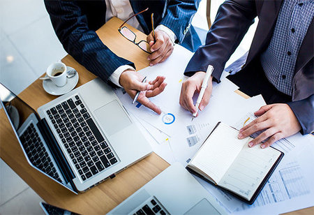 Financial advisor using appointment scheduling software to manage clients