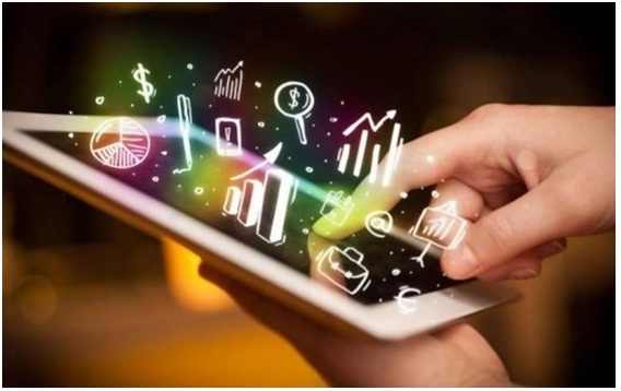 What factors influence the total expenses of mobile development?