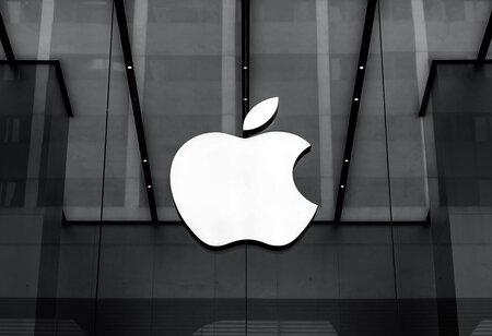 Apple become First to Hit $3 Trillion Market Value, Then Slips