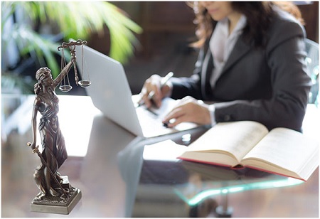 To Become a Fully Qualified Lawyer Via Distance Learning in Law?