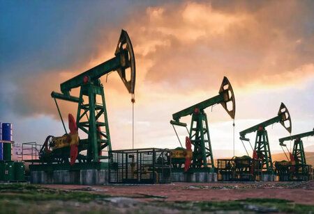 India Emerges as Key Oil Buyer While Expanding Green Energy