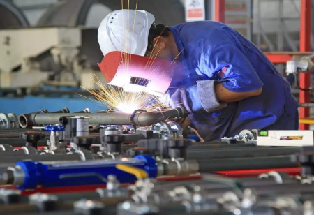 Manufacturing PMI Stoops to 7-month Low in March Due to COVID Restrictions